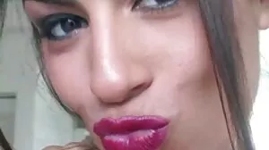 مفلس امرأة احلى صدر سكسي سمراء منفردا Dominno الملاعين مع دسار ضخمة جدا
