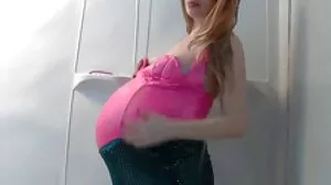 امرأة سمراء احلى سكسي 2018 جميلة المظهر ، بايج أوينز ، تعطي اللسان اللطيف
