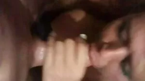 تحصل امرأة سمراء فاتنة فيفيان فوكس على مخوزق احله سكسي بأسلوب هزلي