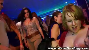 تشترك الفتيات اريد احلى سكسي المذهلات سارة فانديلا وإيما هيكس في قضيب ضخم